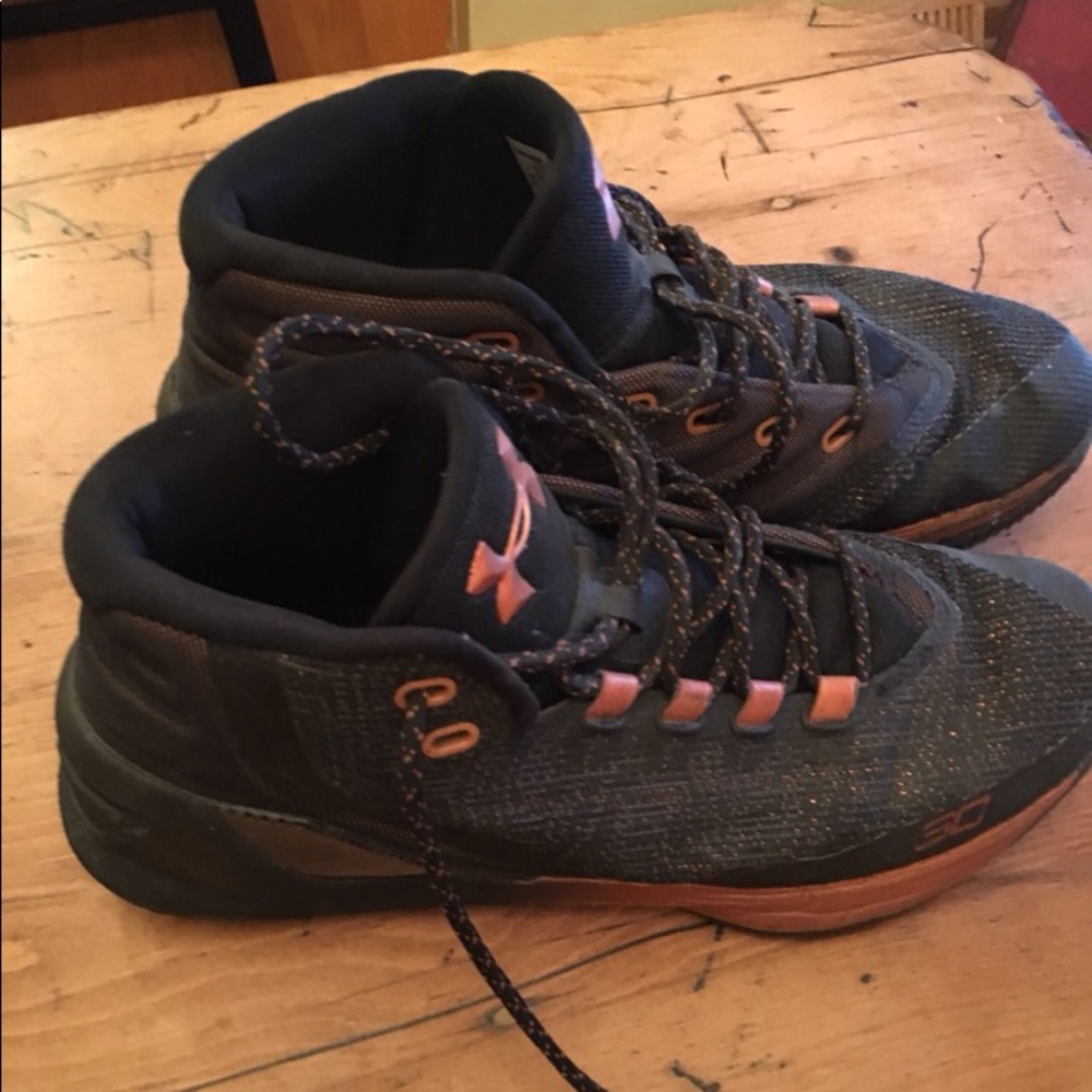 Basketball shoes